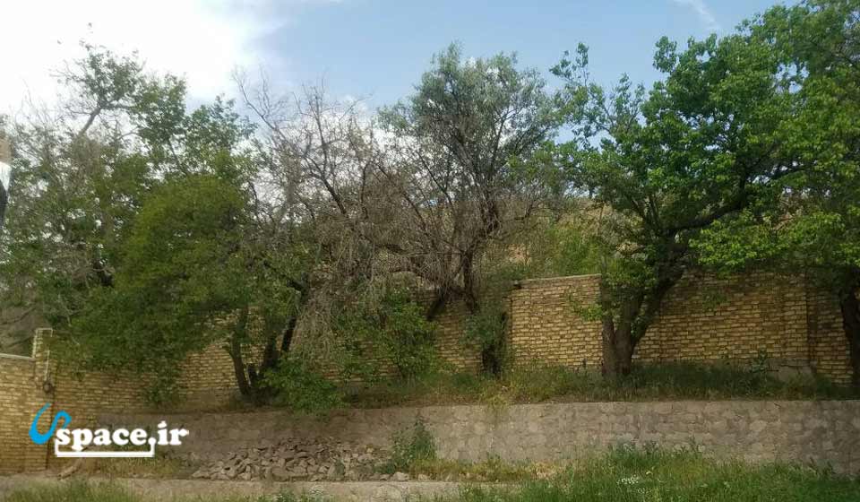 محوطه اقامتگاه بوم گردی گل سرخ -زنجان - نیک پی - روستای قره چریان